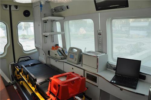 盐源县救护车内部